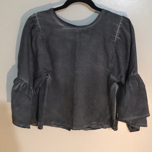🆕 Hollister flowy blouse w/ bell bottom sleeves - Picture 4 of 8